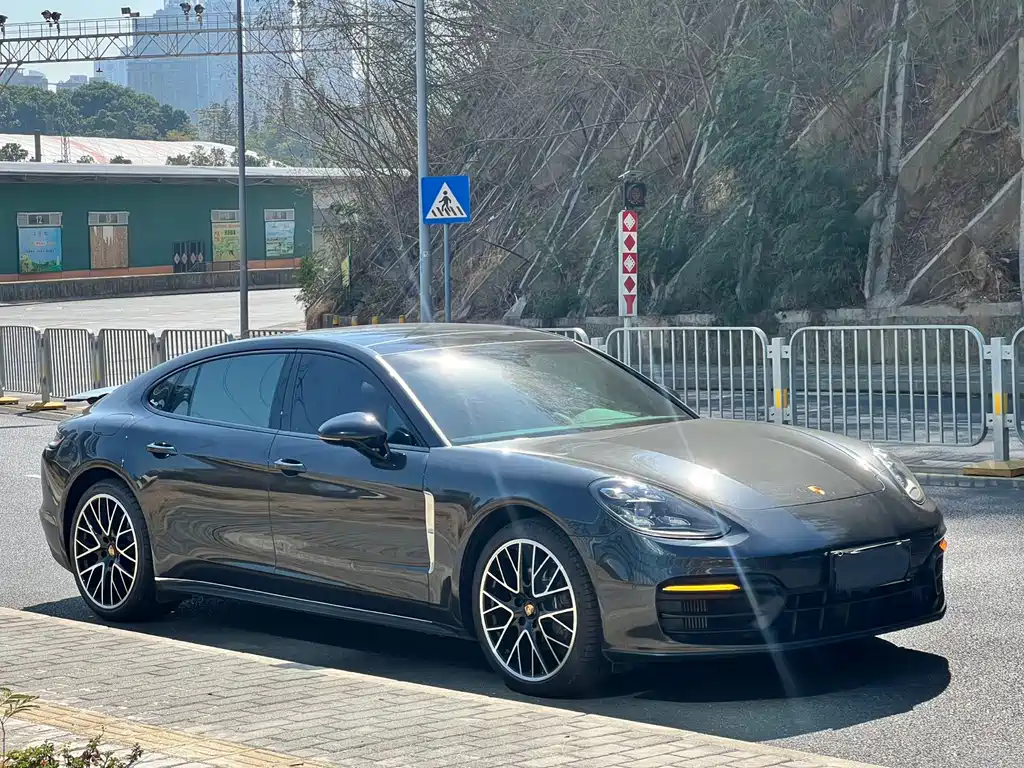 PORSCHE PANAMERA