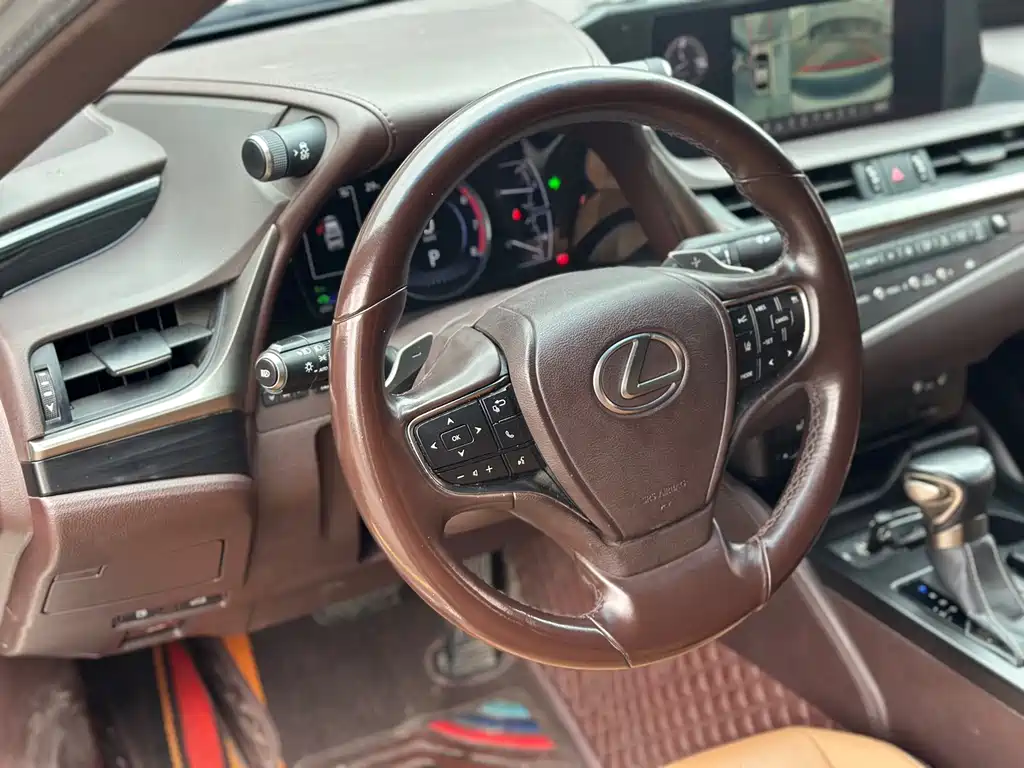 Lexus ES 2018 300h V