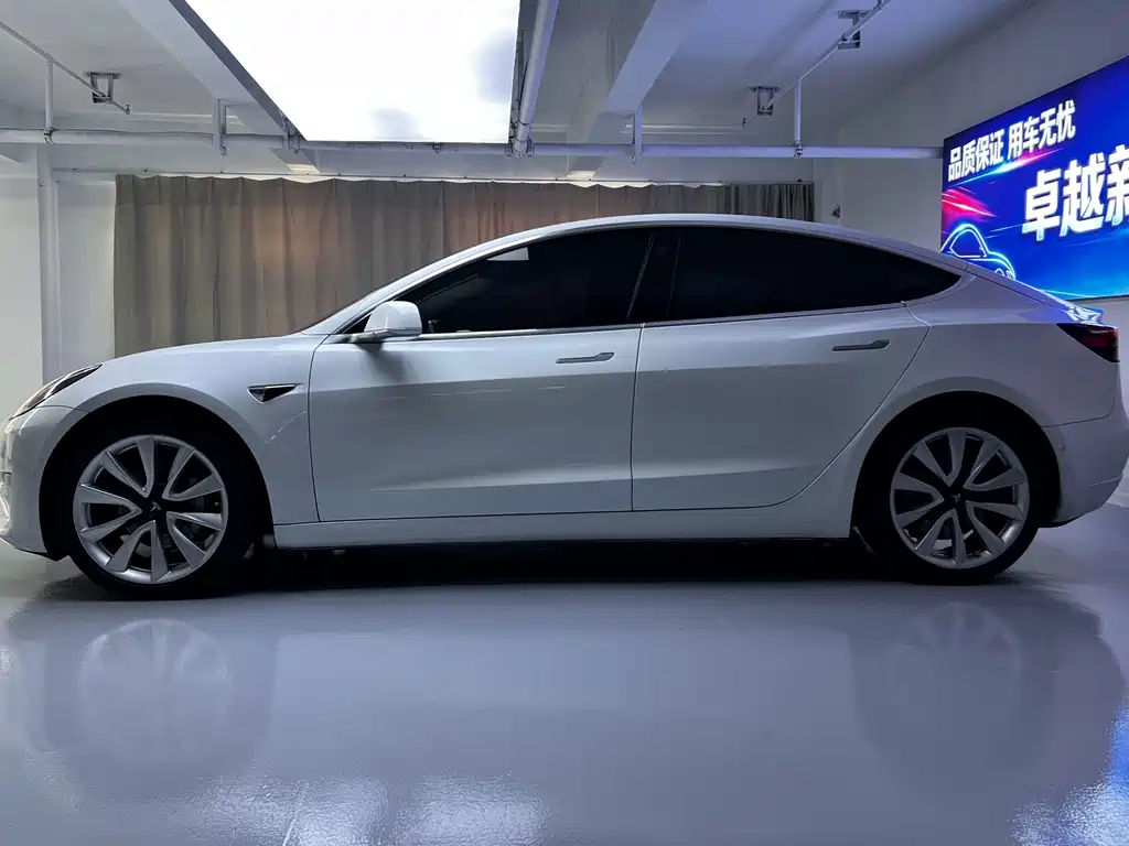Tesla Model 3 — миниатюра 10