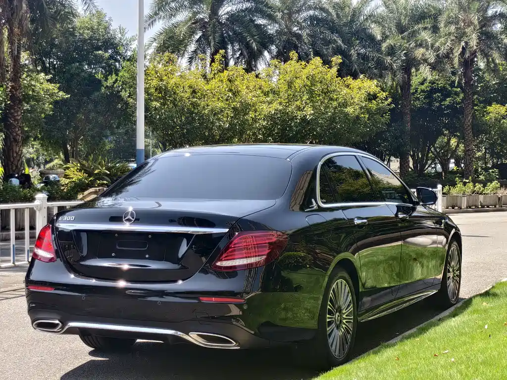 Mercedes-Benz E-Class — миниатюра 7