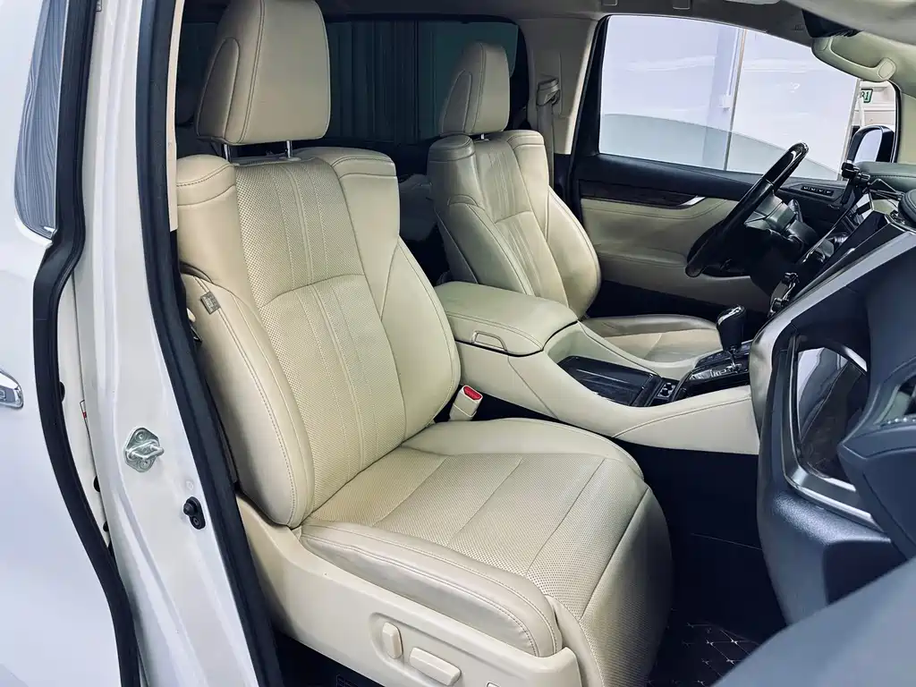 Toyota Alphard — миниатюра 11