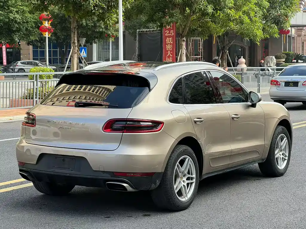 PORSCHE MACAN