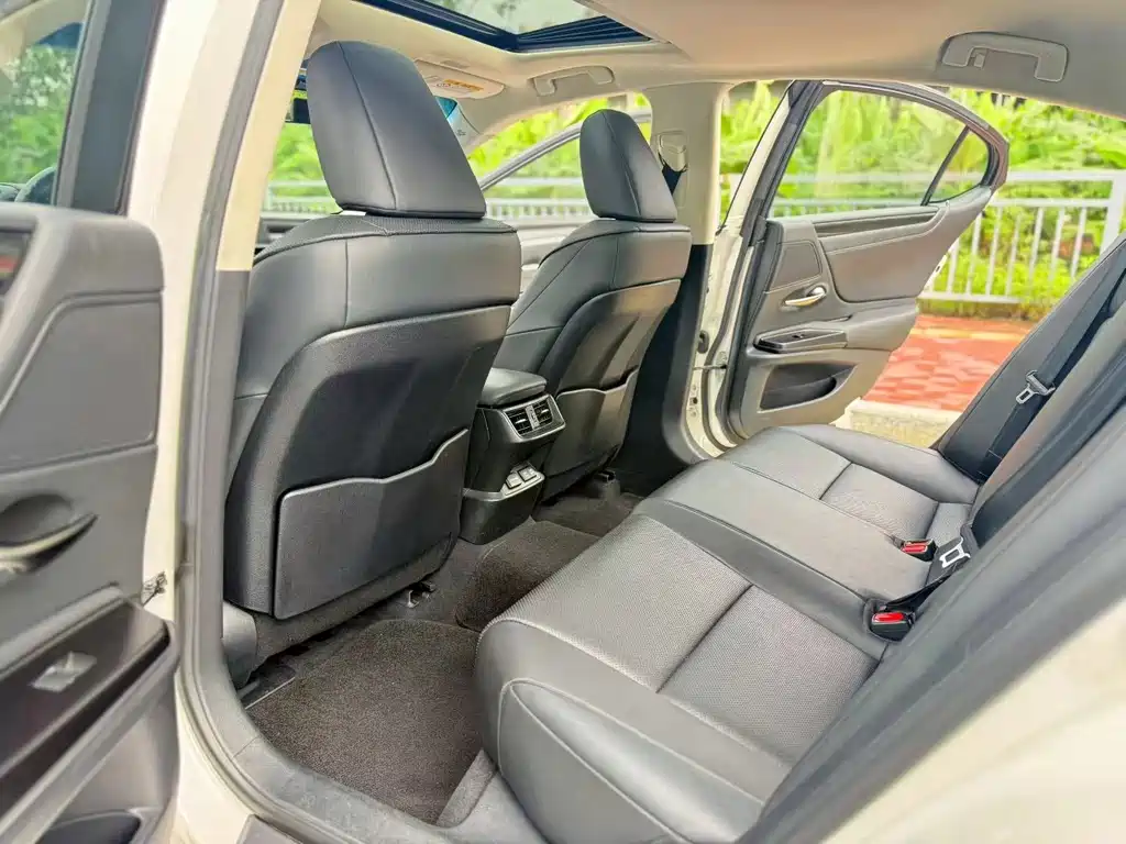 Lexus ES — миниатюра 6