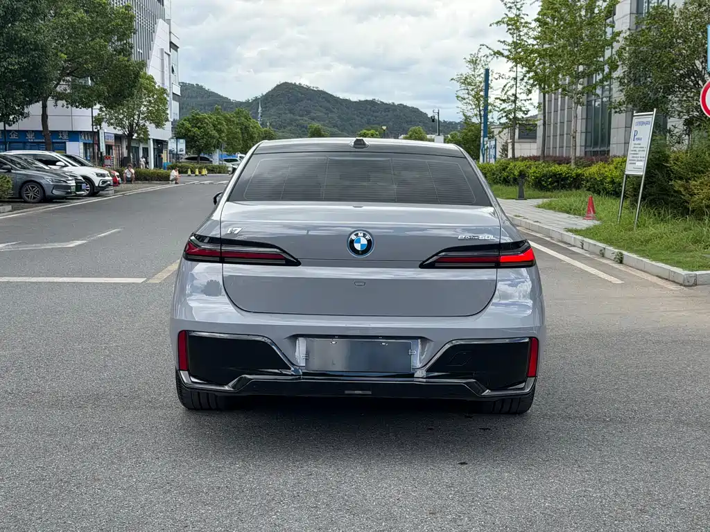 BMW i7 — миниатюра 6