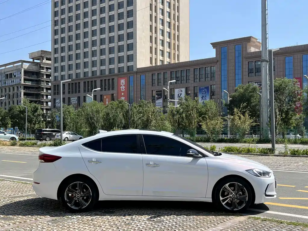 Hyundai Elantra — миниатюра 13