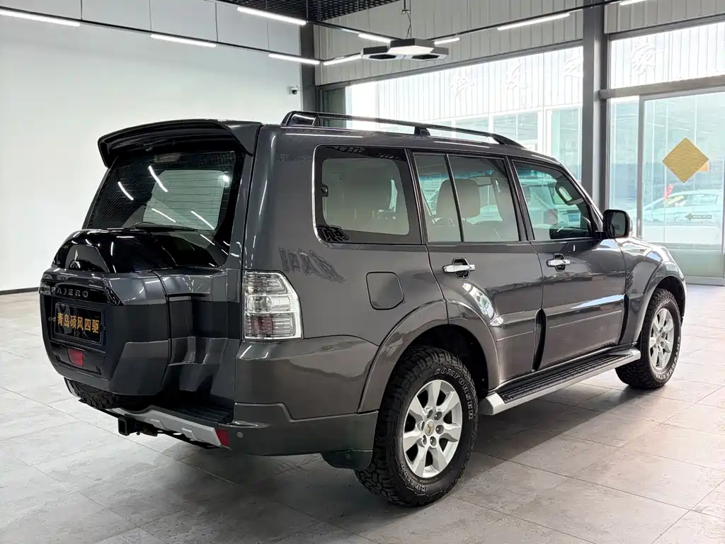 Mitsubishi Pajero (Import) — миниатюра 5
