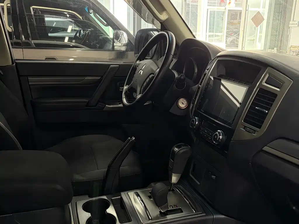 Mitsubishi Pajero (Import) — миниатюра 10
