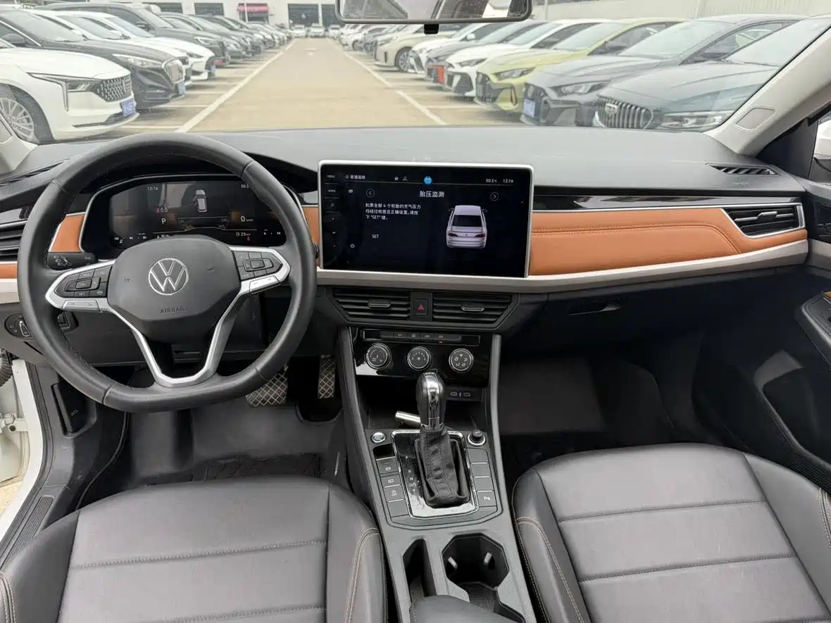 Volkswagen Bora 2023 Белый из Китая, фото 3