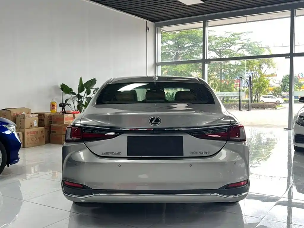 Lexus ES — миниатюра 8