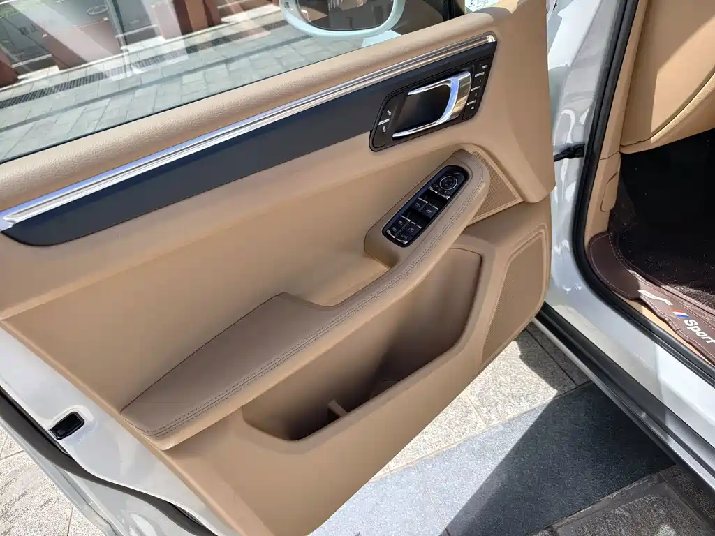 Porsche Macan — миниатюра 7
