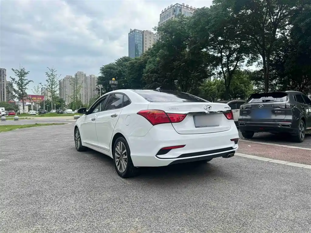 Hyundai Mistra 2017 1.8L AT GLS V