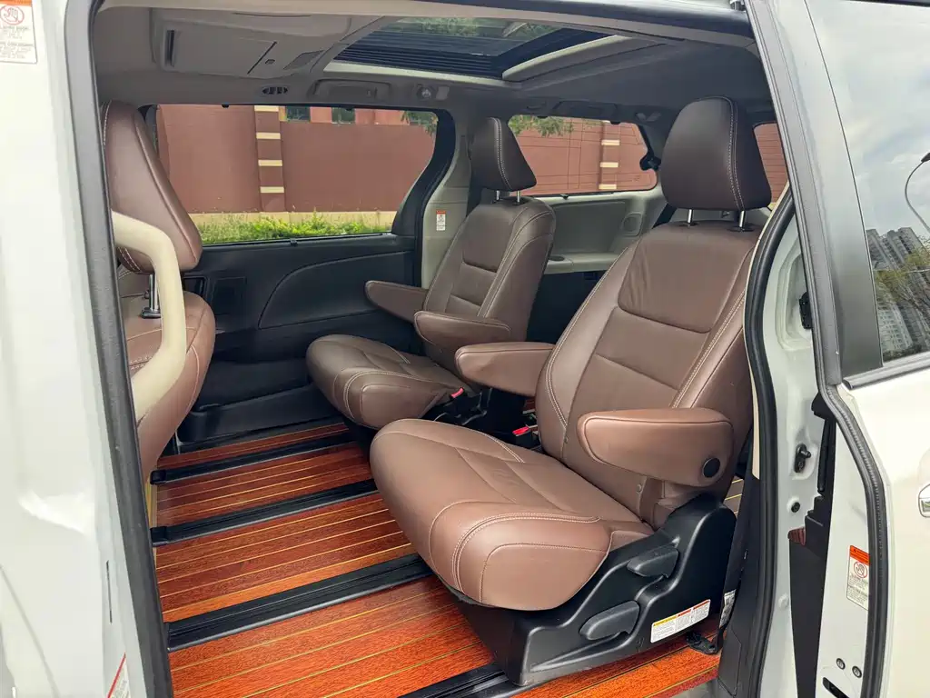 Toyota Sienna — миниатюра 6