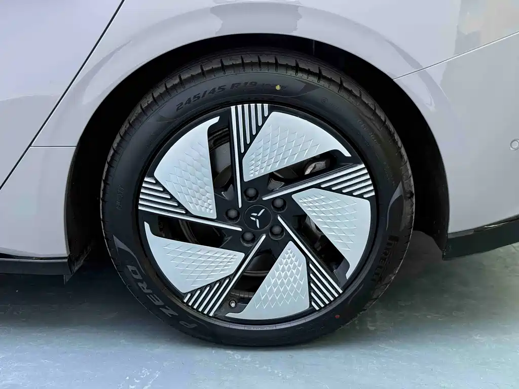 Hongqi Hongqi EH7 — миниатюра 8