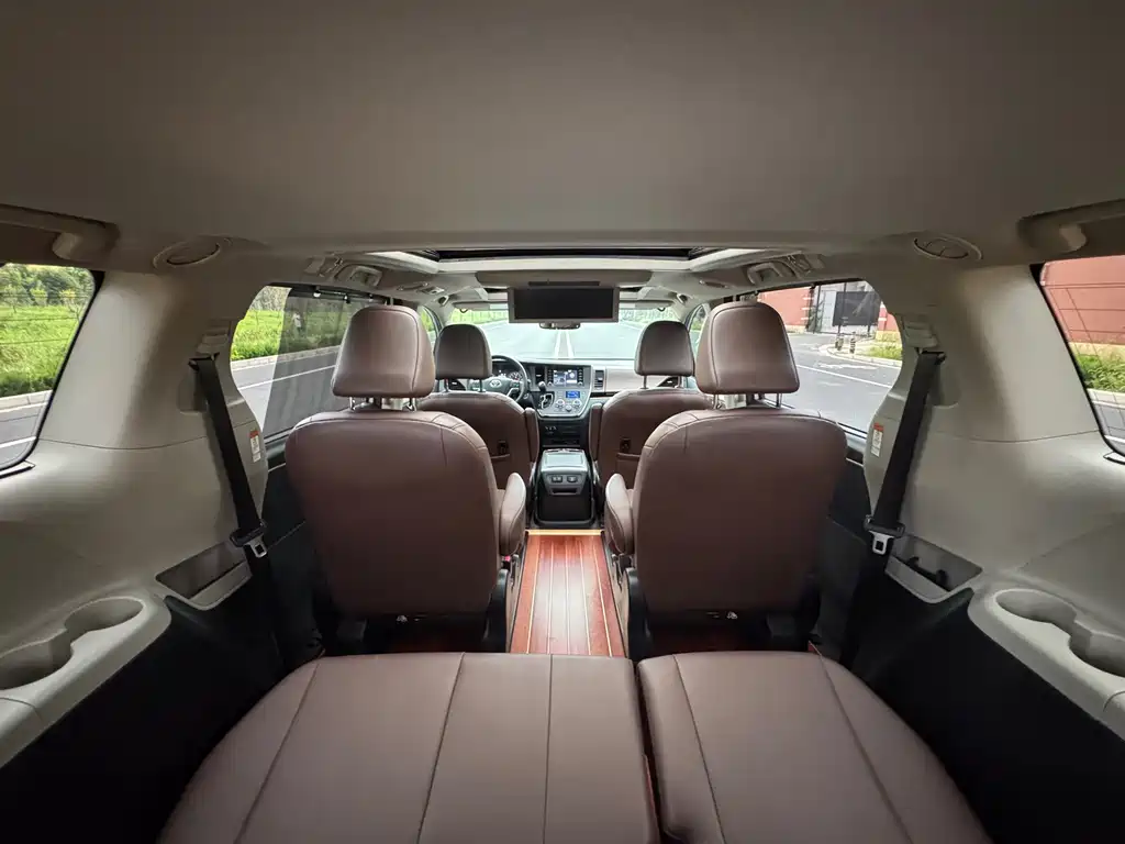 Toyota Sienna — миниатюра 23