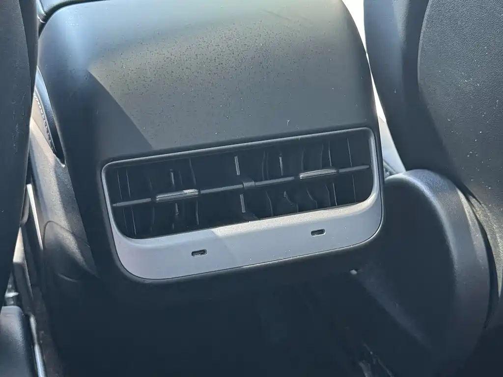 Tesla Model Y — миниатюра 22
