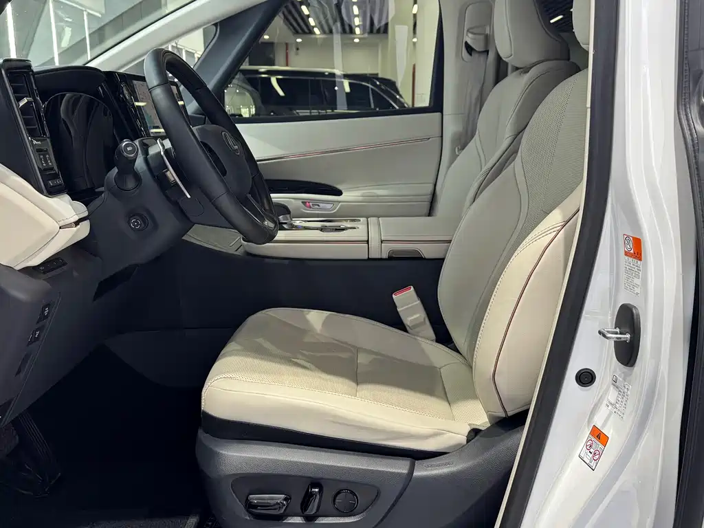 Lexus LM 500h 6-seat Distinguished Edition, фото 12