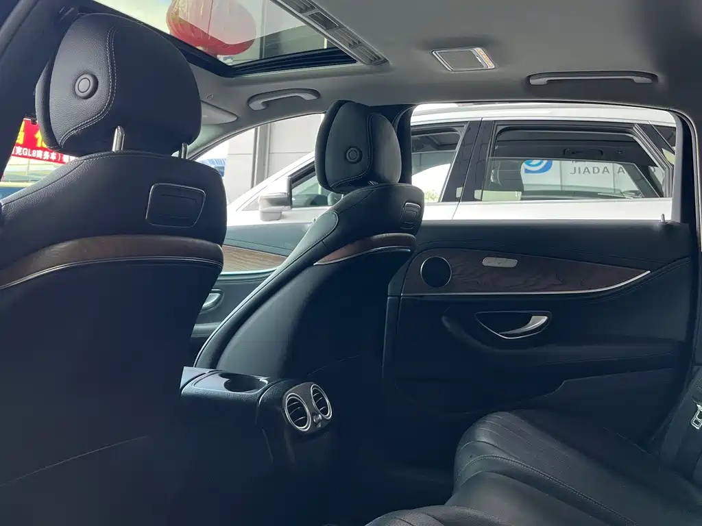 Mercedes-Benz E-Class — миниатюра 7