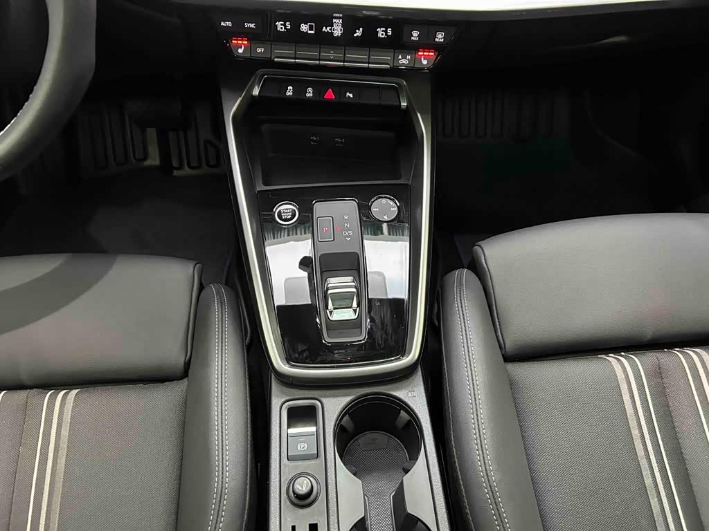 Audi A3 1.4 л 2022 г. Серебристо-серый, пробег 26200 км