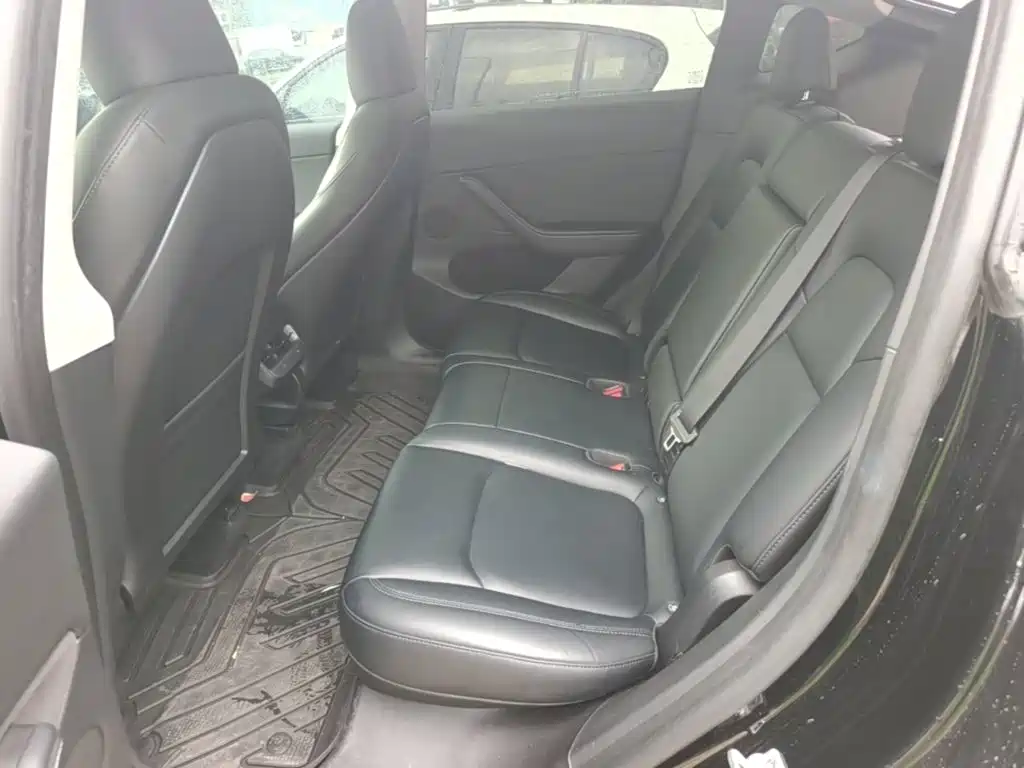 Tesla Model Y — миниатюра 17
