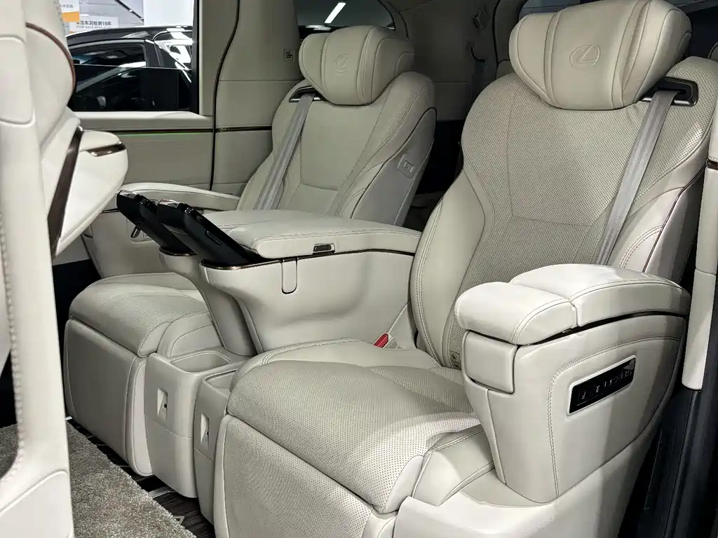 Lexus LM — миниатюра 11