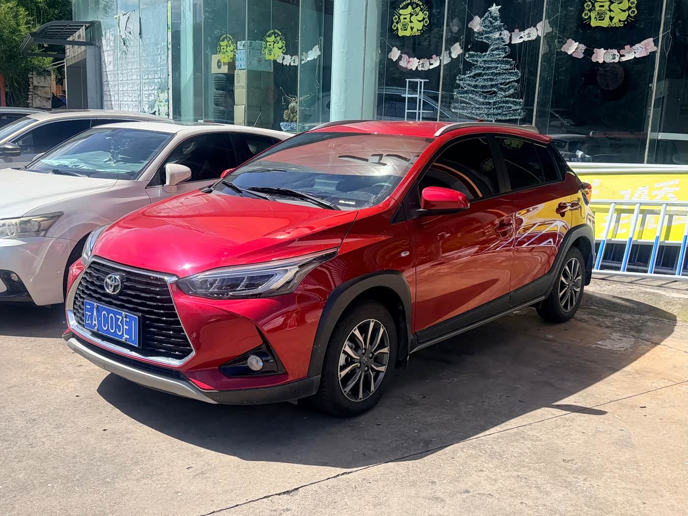 Toyota YARiS L Zhi Xuan 1.5 л 2022 г. красный/фиолетовый, пробег 9000 км
