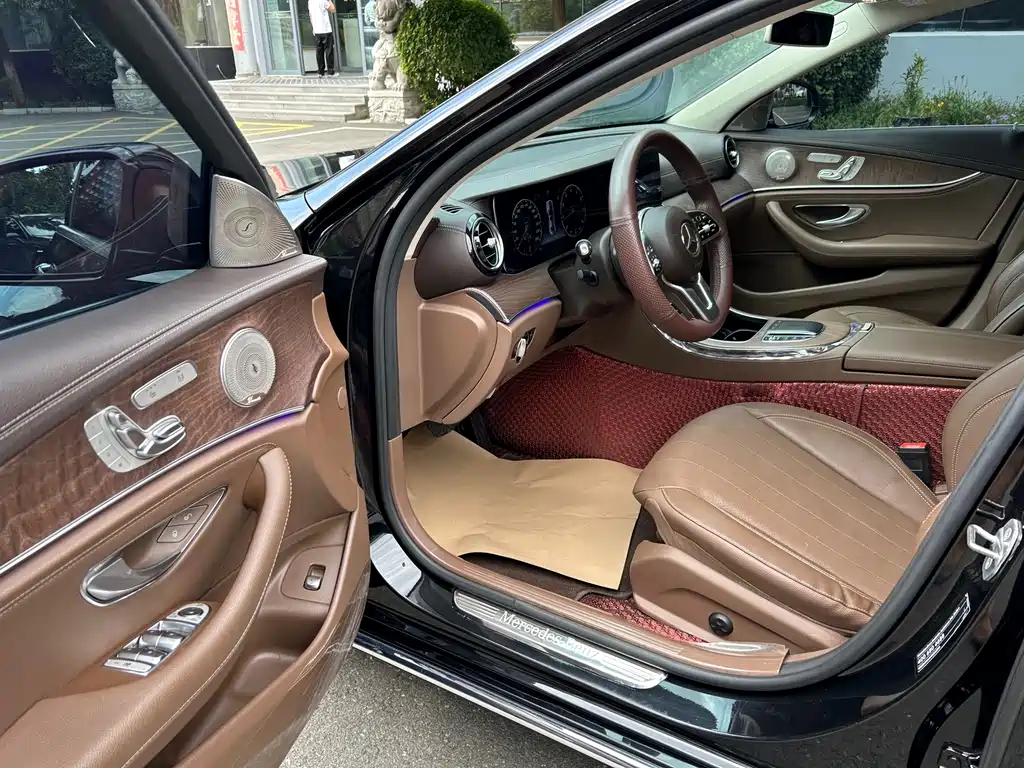 Mercedes-Benz E-Class — миниатюра 8