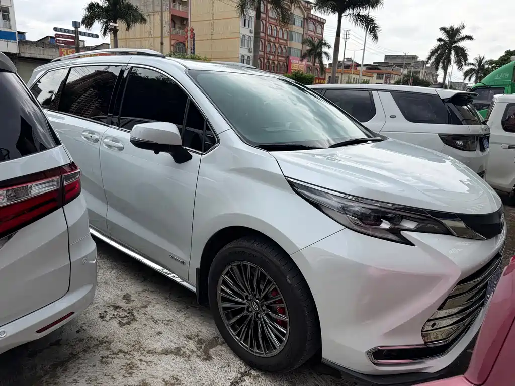 Toyota Sienna — миниатюра 3