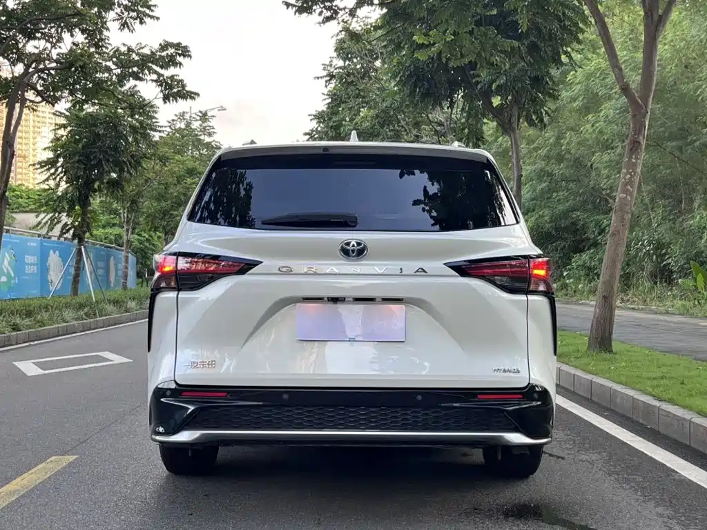 Toyota Granvia — миниатюра 9