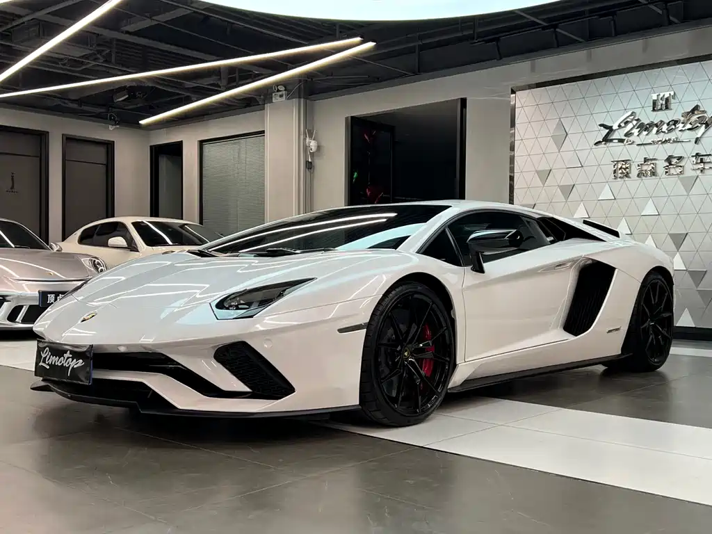 LAMBORGHINI AVENTADOR