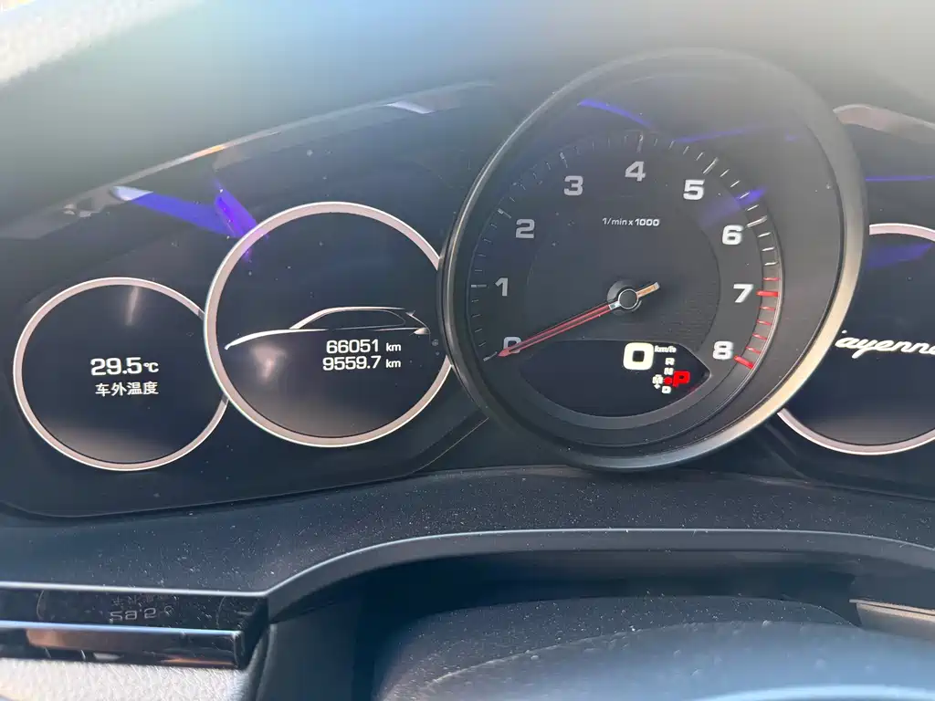 Porsche Cayenne — миниатюра 10