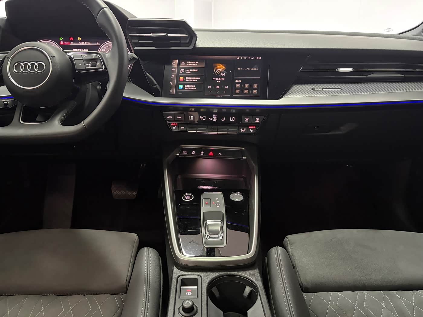Audi A3 1.4 л 2023 г. красный/фиолетовый, пробег 32000 км