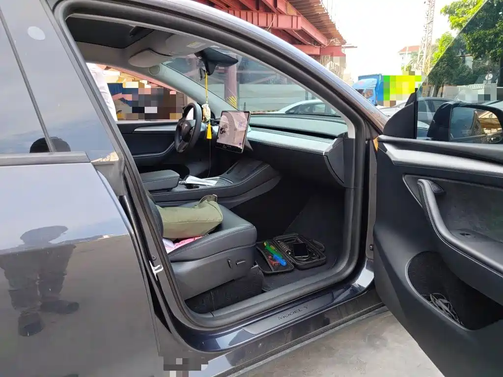 Tesla Model Y — миниатюра 19