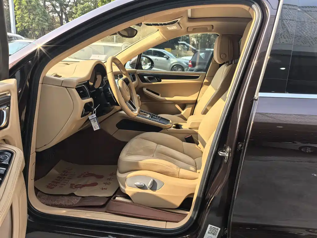 PORSCHE MACAN