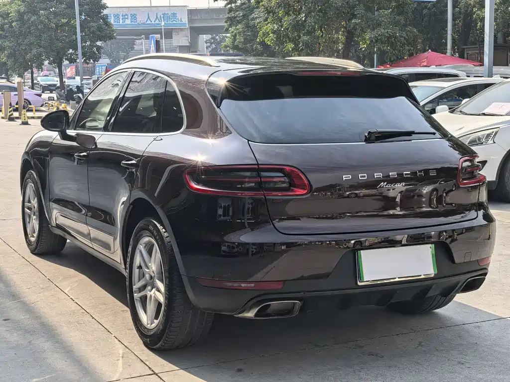 PORSCHE MACAN