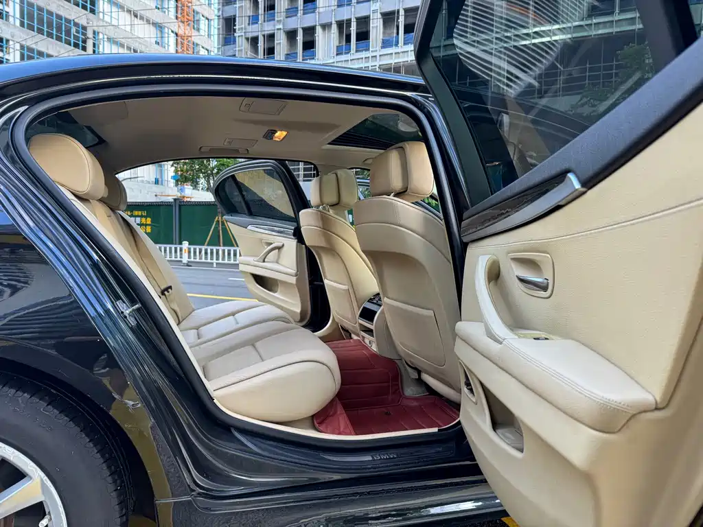 BMW 5 Series — миниатюра 13