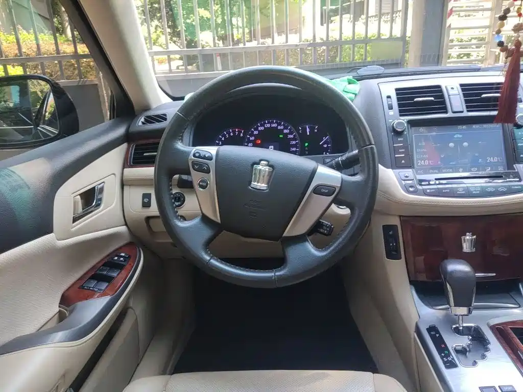 Toyota Crown — миниатюра 3