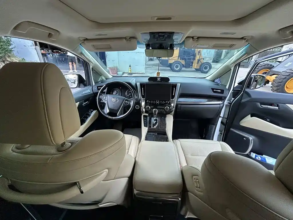 Toyota Alphard — миниатюра 10