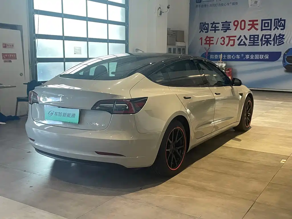 Tesla Model 3 — миниатюра 6