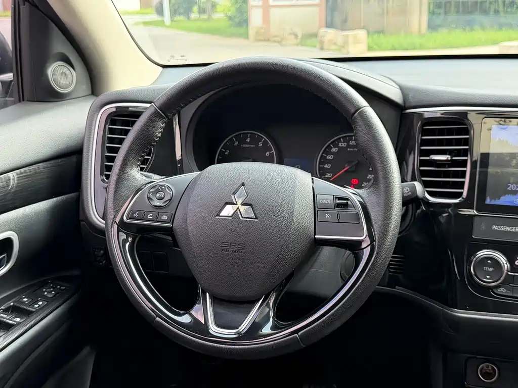 Mitsubishi Outlander 2.0L 2WD Premium Joy Edition 7 seats, фото 15