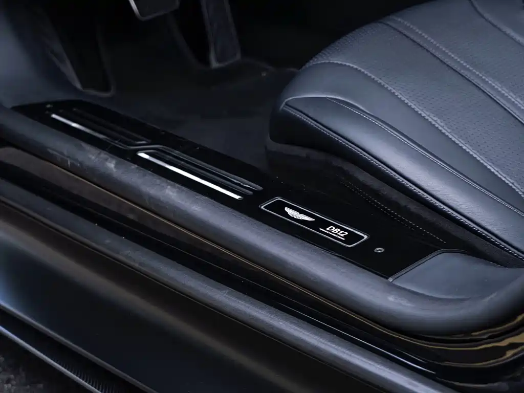 Aston Martin DB12 — миниатюра 19