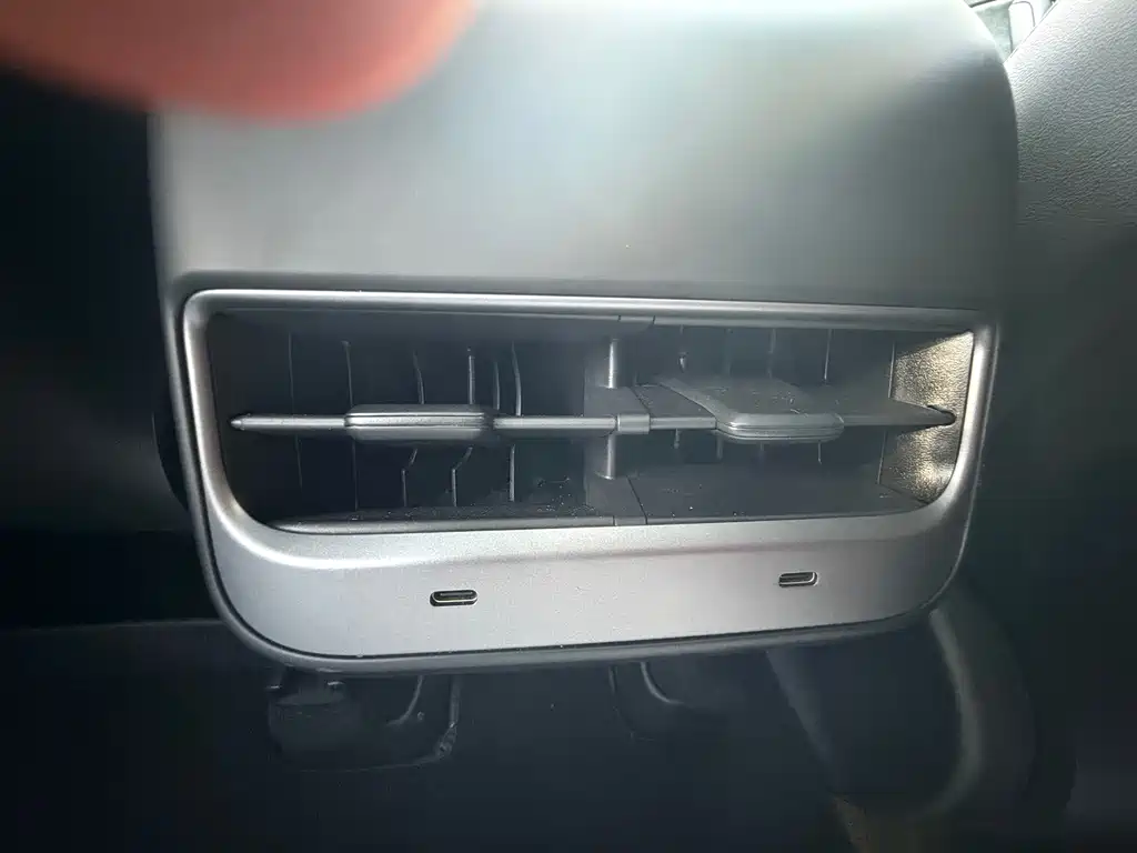 Tesla Model Y — миниатюра 8