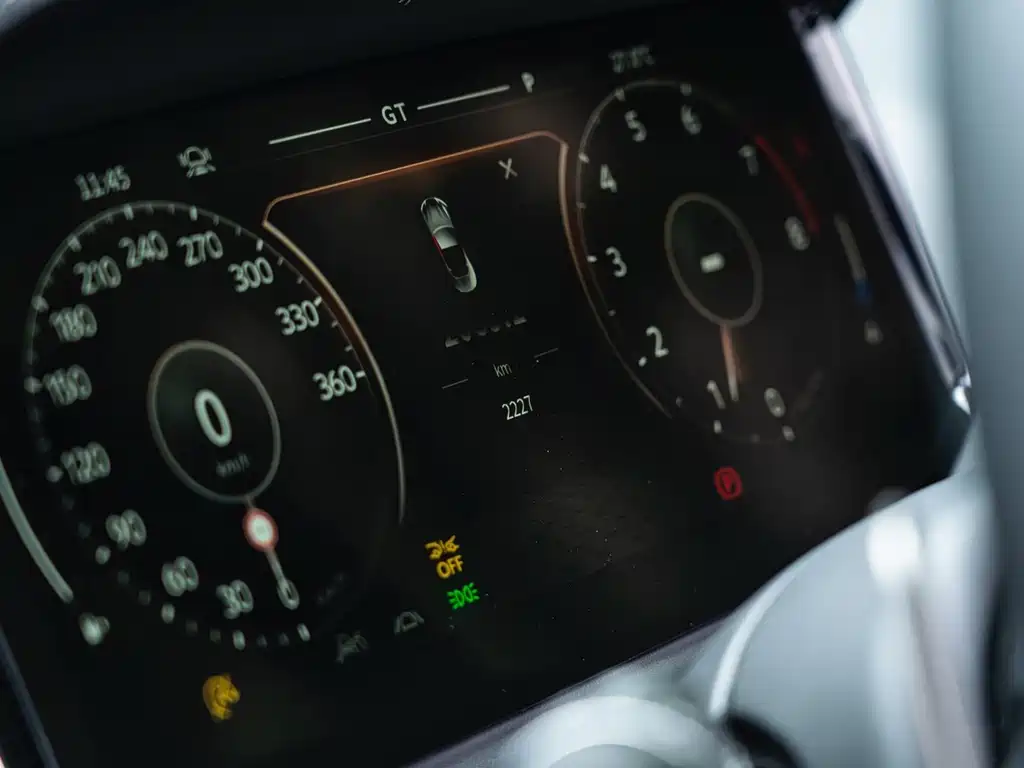 Aston Martin DB12 — миниатюра 23