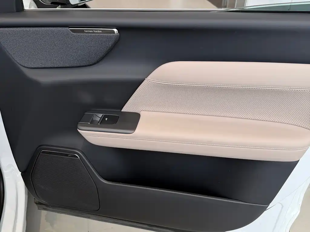 Volvo XC70 PHEV — миниатюра 7