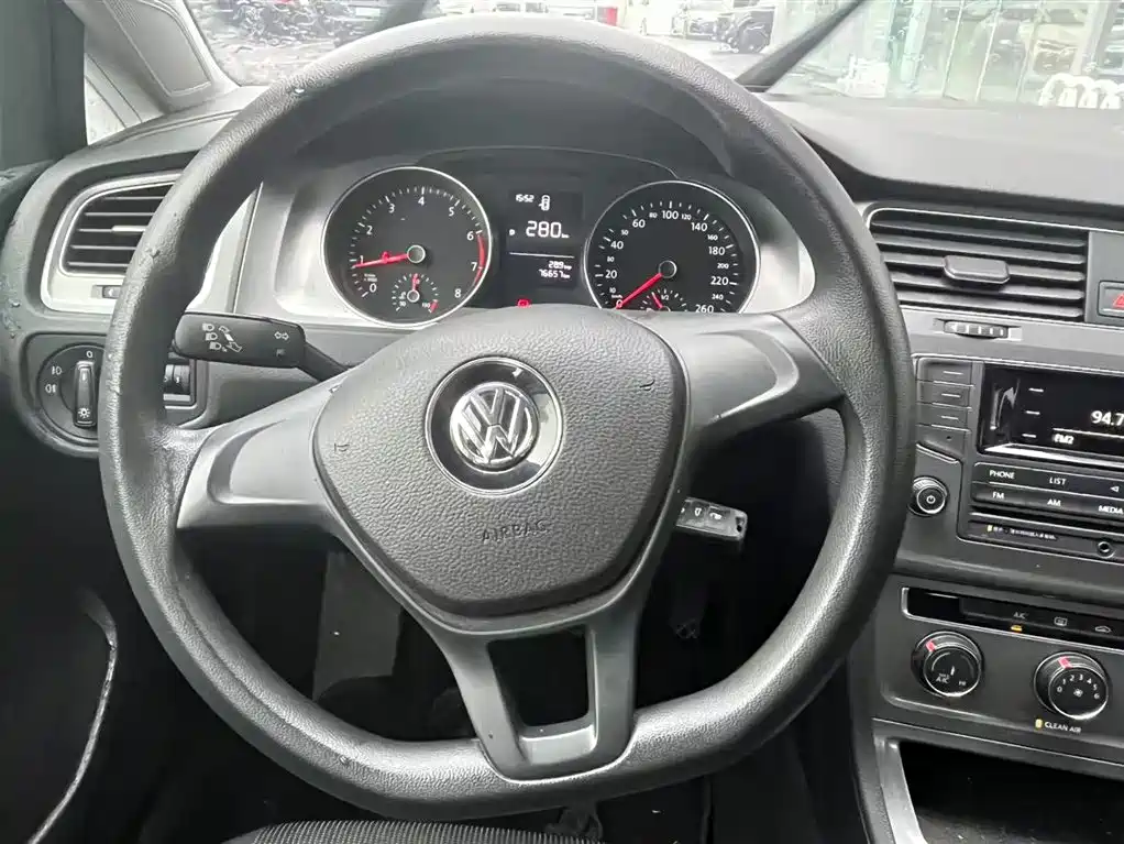 Volkswagen Golf 2016 1.6L MT Fashion