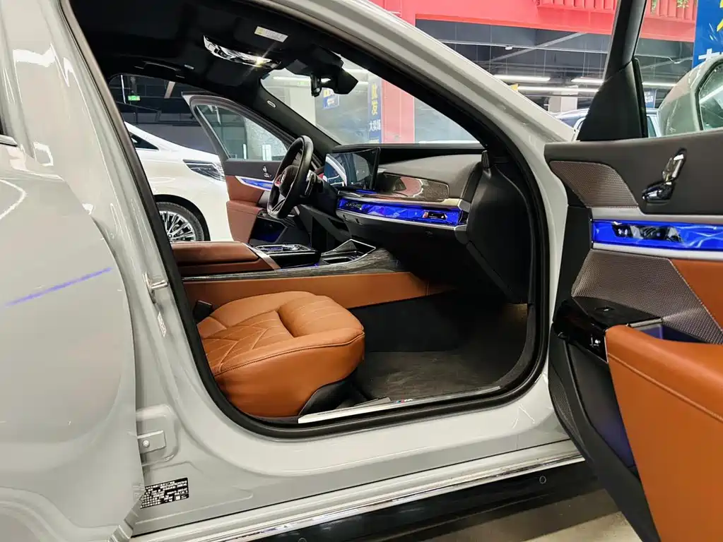 BMW 7 Series — миниатюра 21