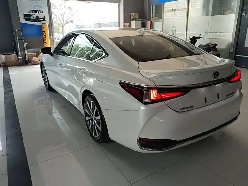 Lexus ES — миниатюра 5