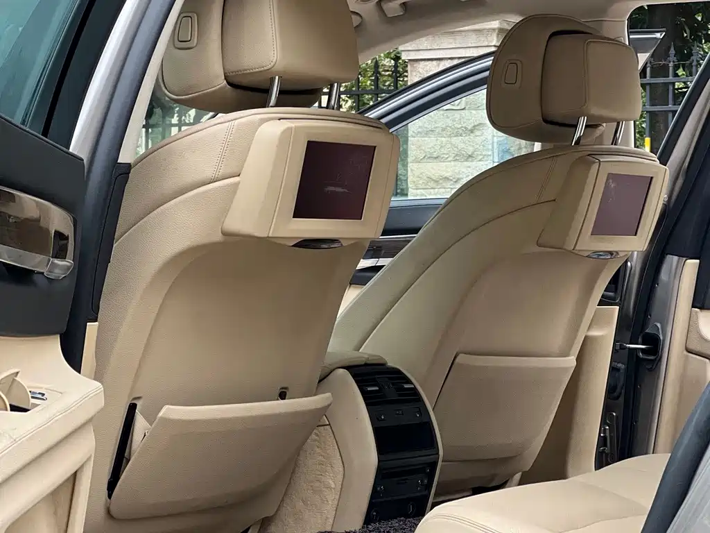 BMW 7 Series — миниатюра 7