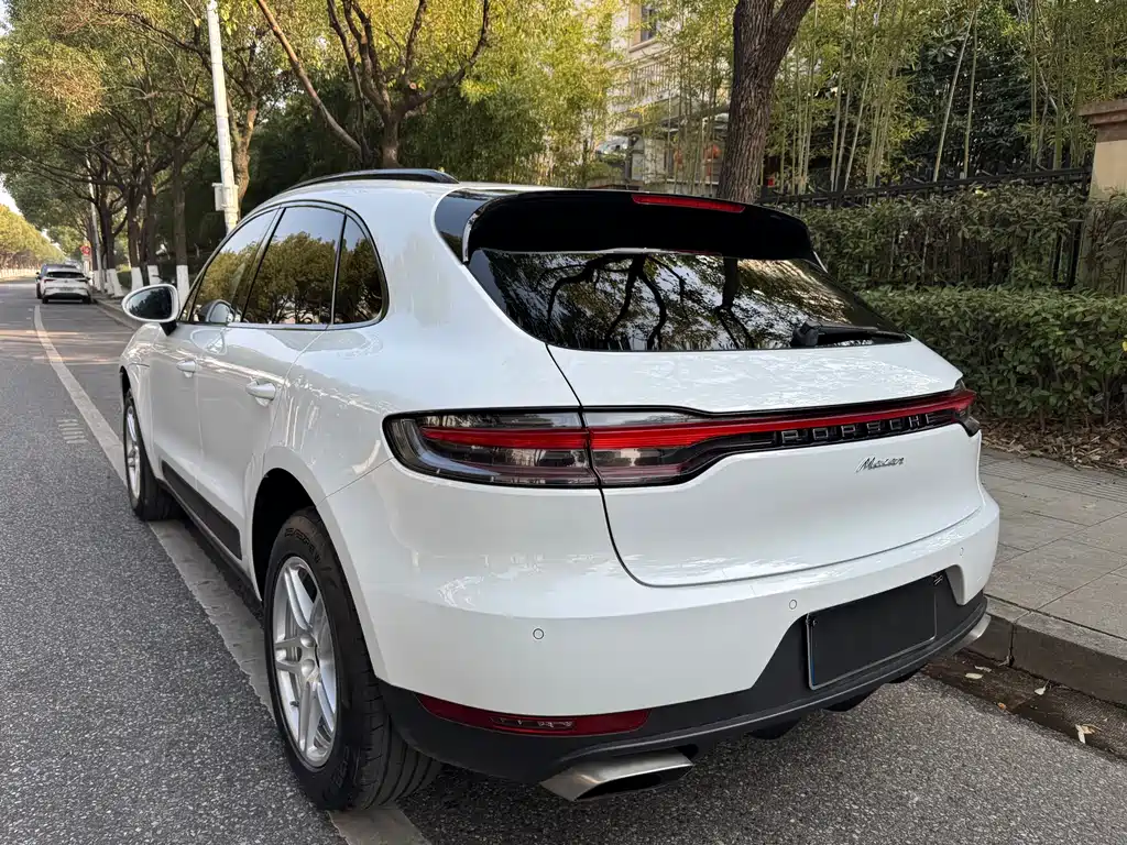 PORSCHE MACAN