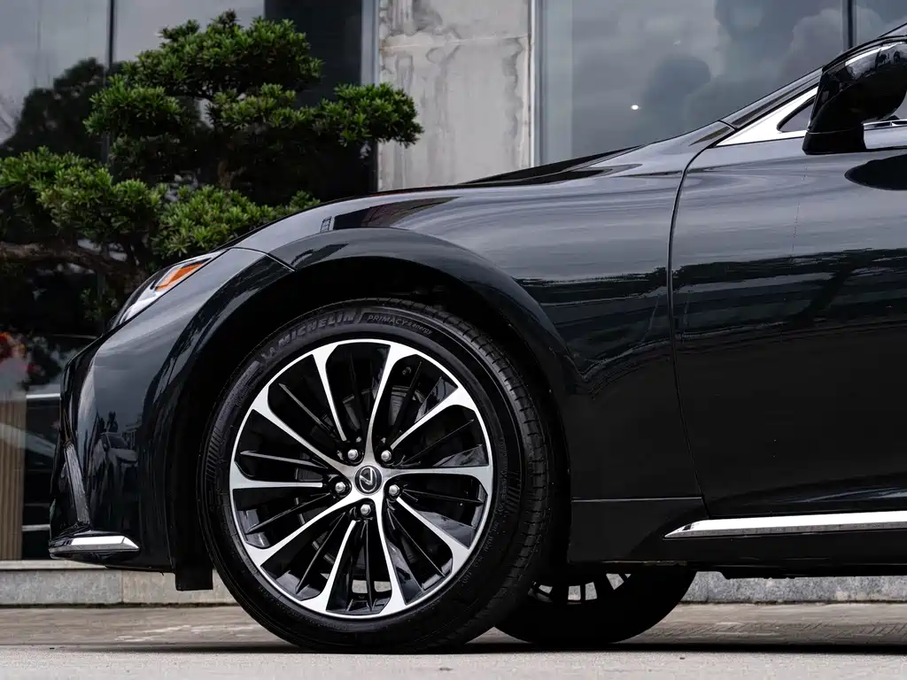 Lexus LS — миниатюра 8