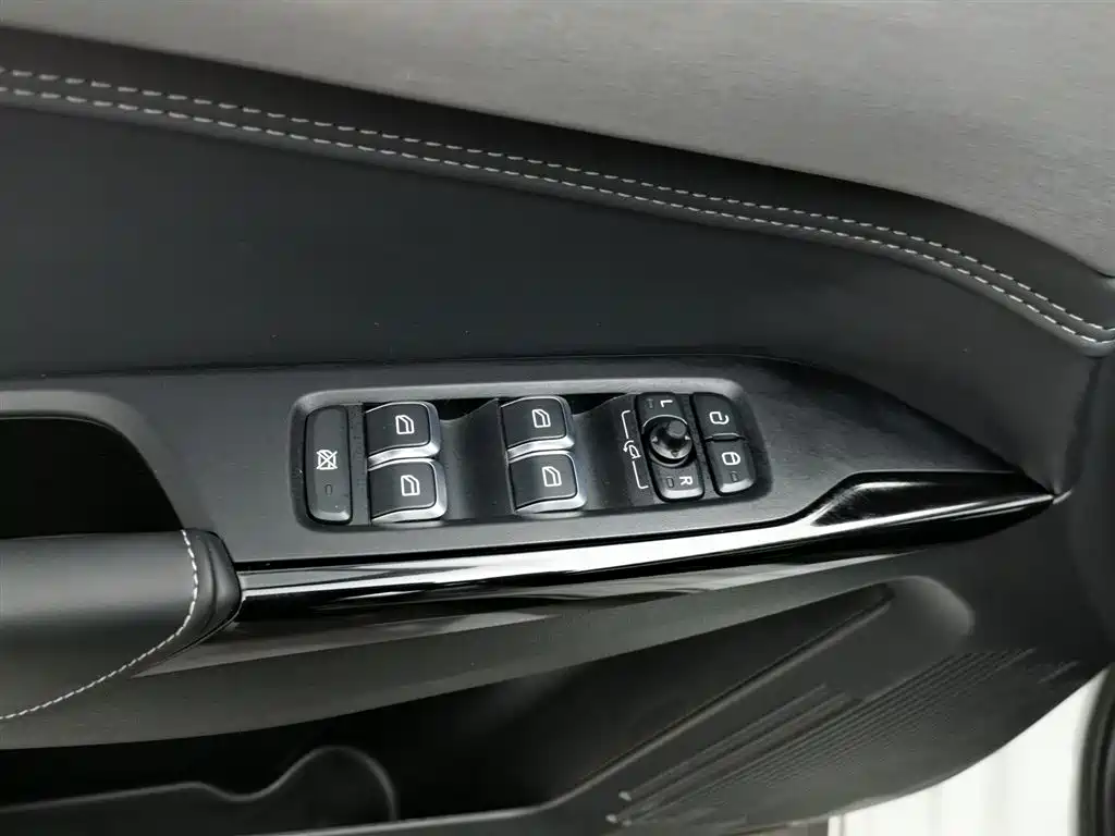 LYNK & CO. 02 HATCHBACK